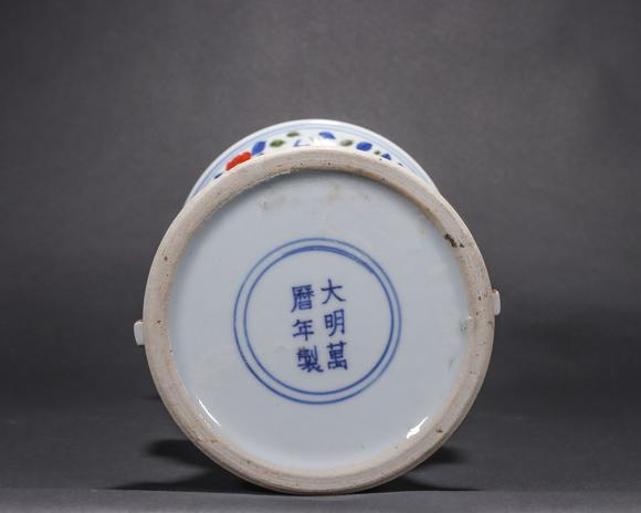 大明万历年制款青花五彩海水江崖龙纹出戟花觚