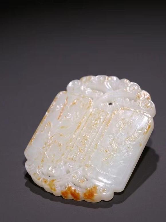 旧藏和田玉籽料花纹玉佩