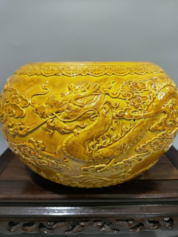 清乾隆黄釉雕刻双龙戏珠纹苹果缸