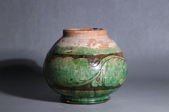 磁州窑绿釉剔刻填彩花卉纹罐