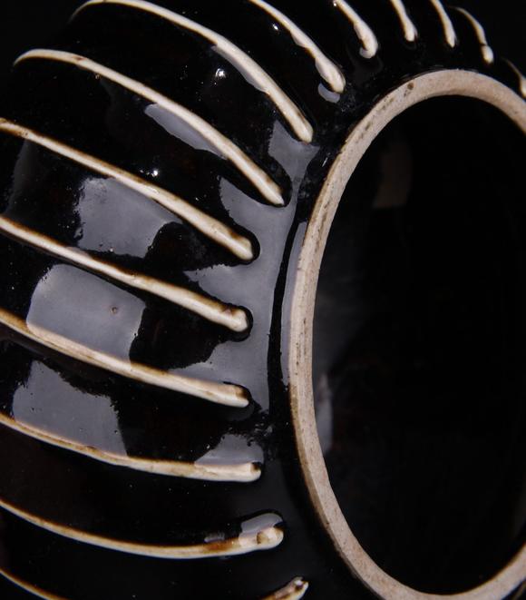 宋黑釉沥粉线条罐