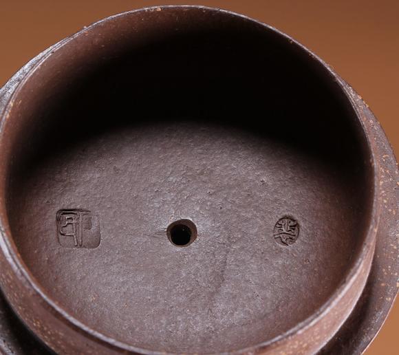 裴石民作菊瓣纹龙柄紫砂壶