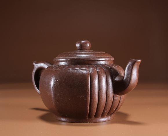 裴石民作菊瓣纹龙柄紫砂壶