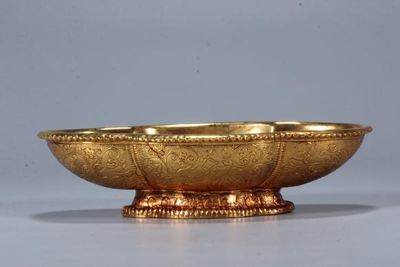 东京新世纪明 铜鎏金錾刻花叶纹海棠形盏