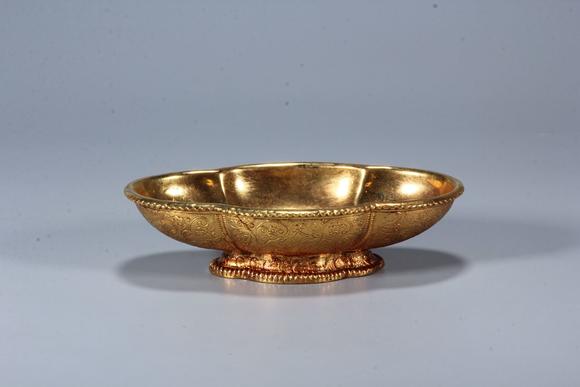 东京新世纪明 铜鎏金錾刻花叶纹海棠形盏