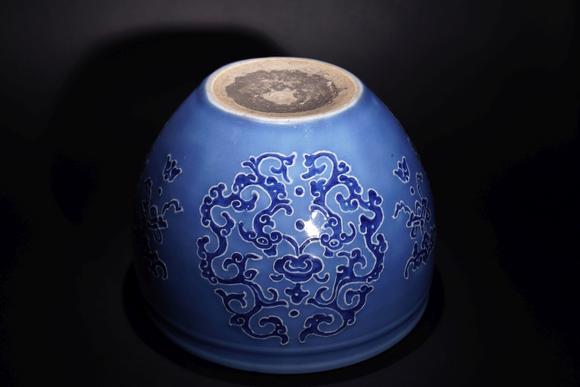 蓝釉青花夔龙纹案缸