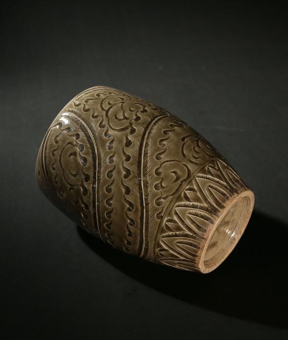 宋代耀州窑瓶肩刻花凤凰纹梅瓶