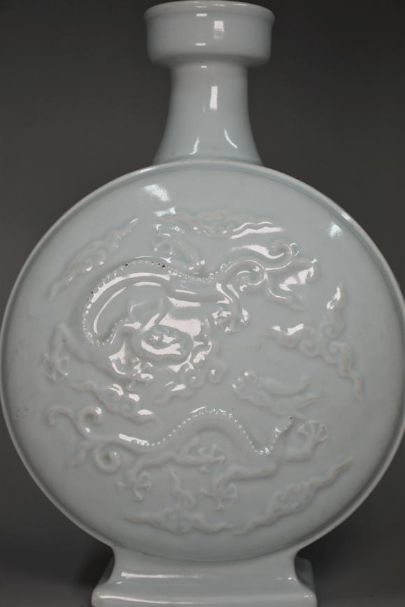 清代雍正年制甜白釉龙纹扁瓶
