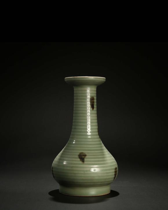 香港天宝宋代龙泉窑 旋纹长颈瓶