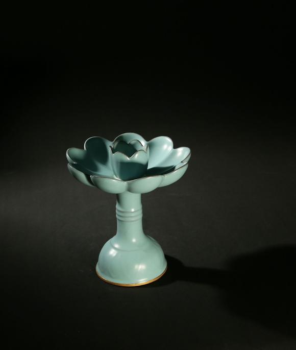 宋代汝窑包金高足莲花口束腰灯