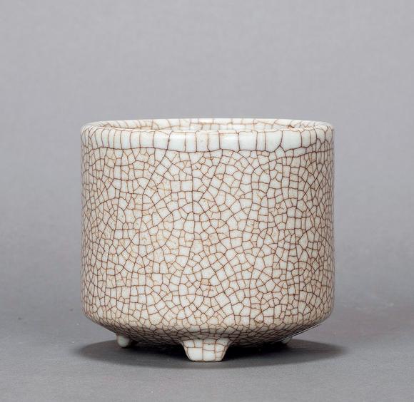 清乾隆哥釉筒式三足香炉