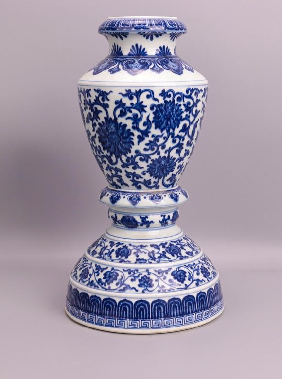 qianlongqinghuayaoseatoftheqingdynasty清代乾隆青花花觚座