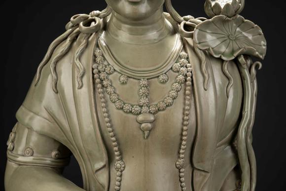 中国古代越窑秘色瓷铭文自在观音坐像