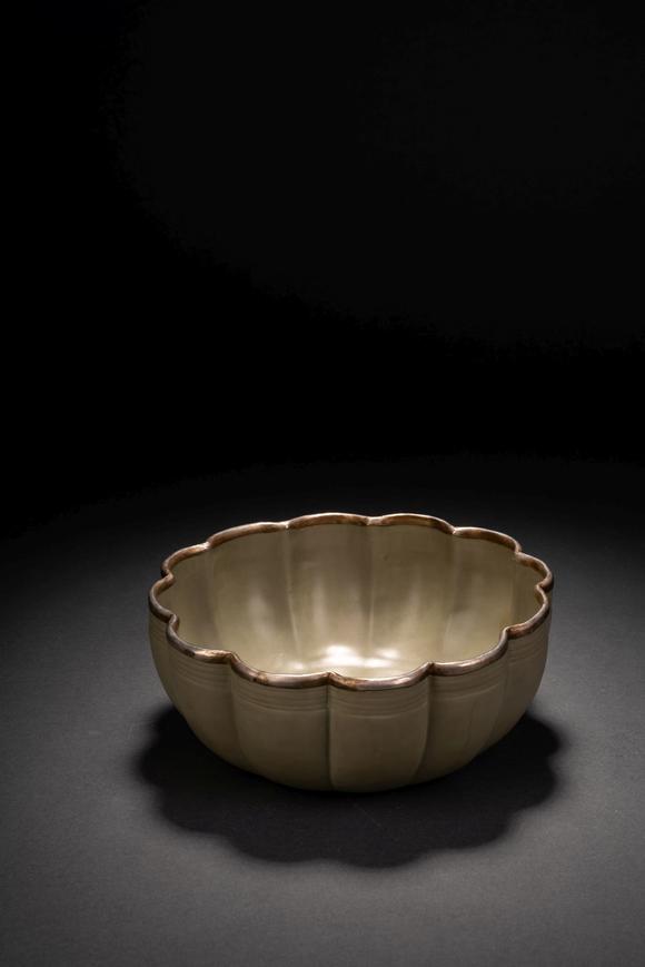 日本拍卖事业株式会社中国古代越窑秘色瓷花口钵