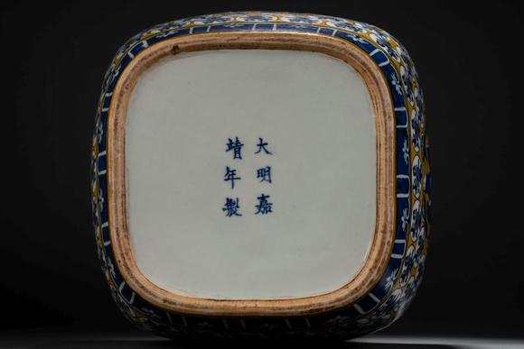 明代黄地青花百寿方瓶