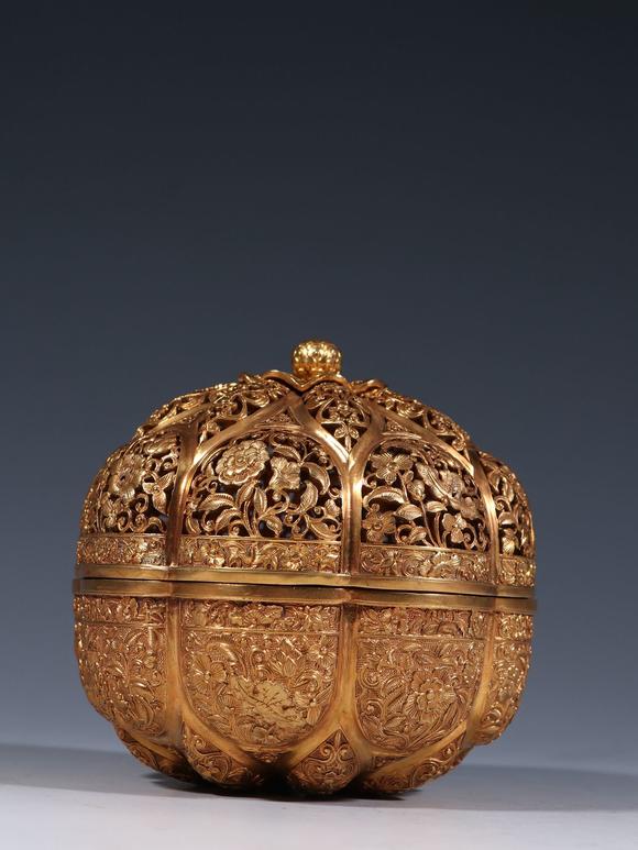 东京四季春秋清 铜鎏金錾花纹香薰盖盒