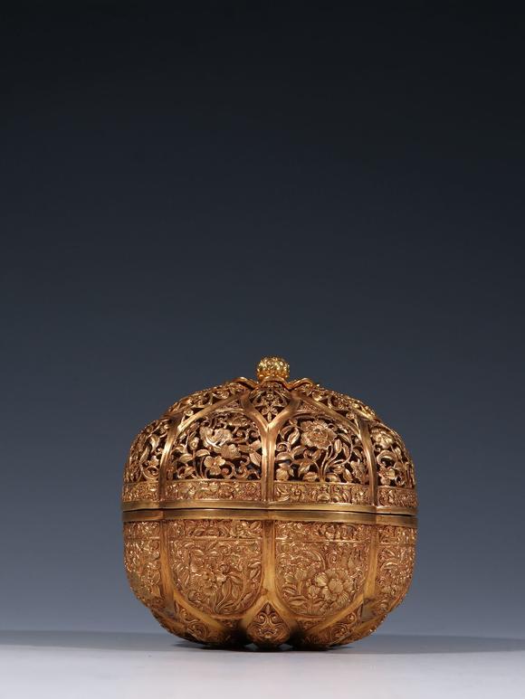 东京四季春秋清 铜鎏金錾花纹香薰盖盒