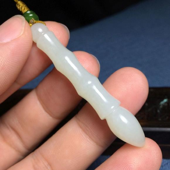 日本京都粤盛株式会社新疆和田玉毛笔必定如意笔下生花吊坠