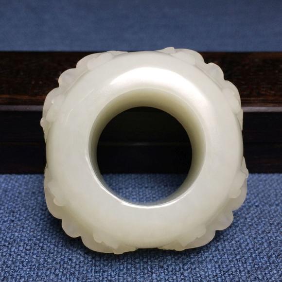 新疆和田玉扳指饕餮守护把玩件
