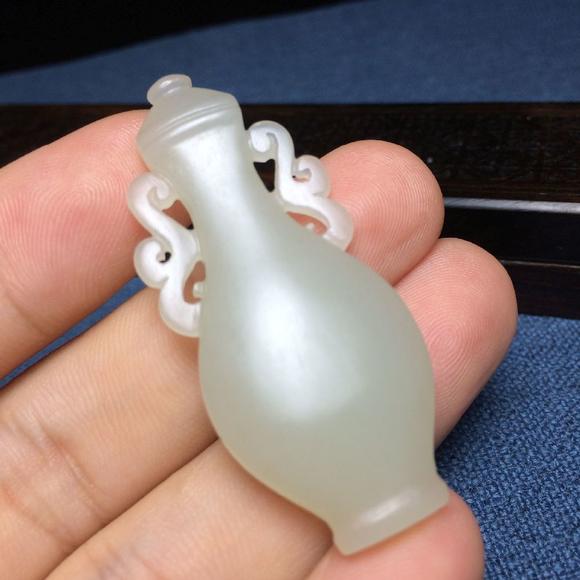 新疆和田玉籽玉玉瓶平平安安吊坠