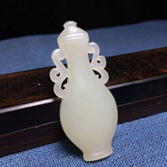 新疆和田玉籽玉玉瓶平平安安吊坠