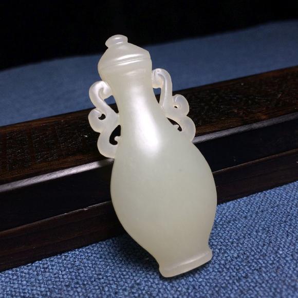 新疆和田玉籽玉玉瓶平平安安吊坠