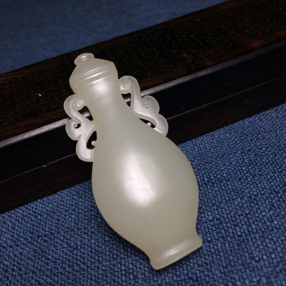 新疆和田玉籽玉玉瓶平平安安吊坠