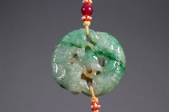 翡翠狮子滚绣球挂佩