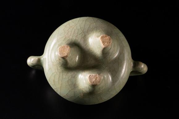 日本富士龙泉窑三足龙耳炉