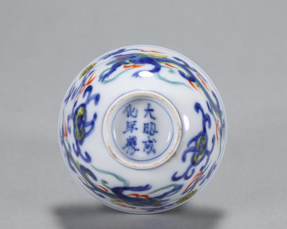 大明成化年制款青花五彩兽吐花茶盏一对