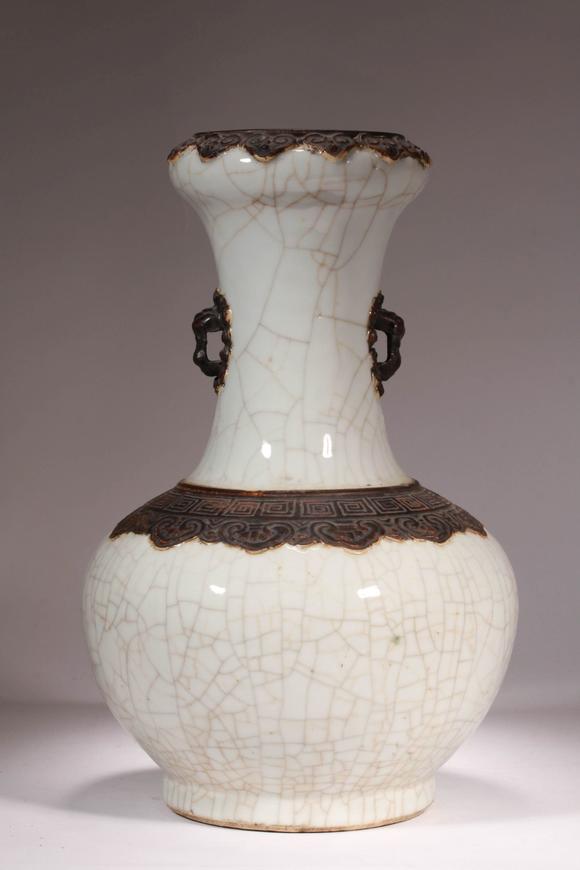 清康熙年制哥釉铁锈花双耳瓶