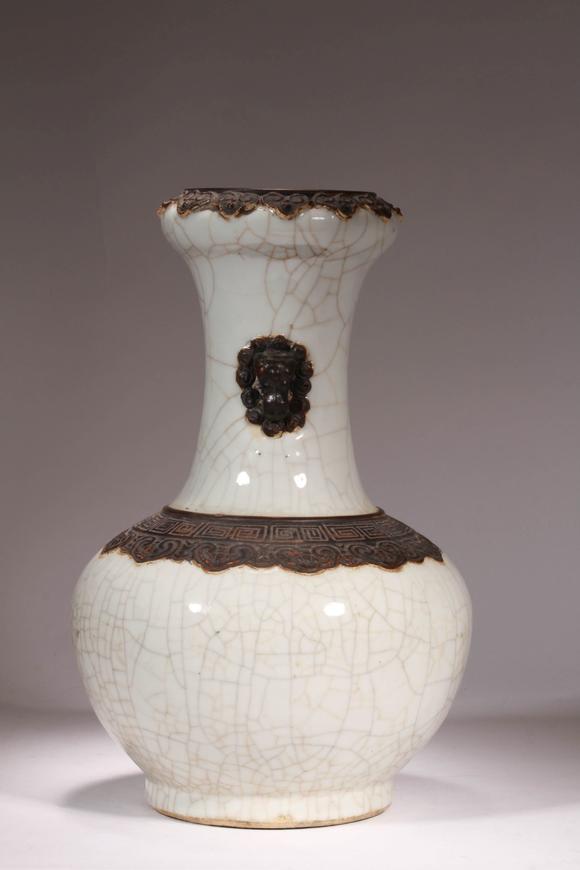 清康熙年制哥釉铁锈花双耳瓶