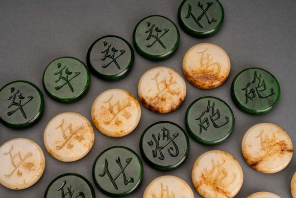 清代和田玉碧玉象棋