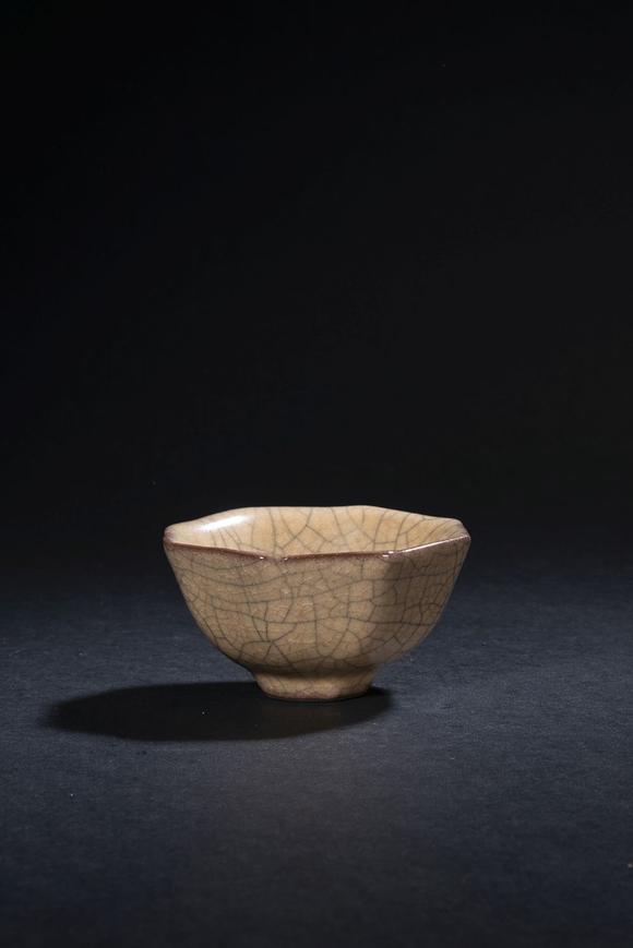 宋哥窑八角杯日本老藏家旧藏