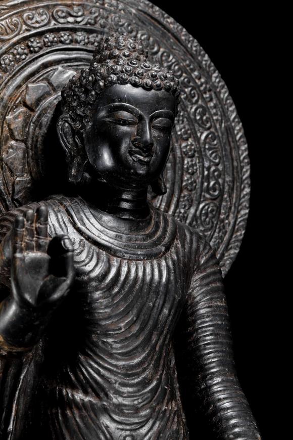 清代释迦牟尼站像黑石雕