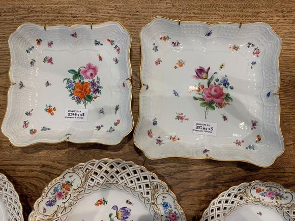 Ensemble comprenant deux petites assiettes en porcelaine blanche ajourée à décor floral