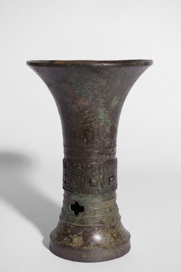 An archaic bronze ritual wine vessel (Gu)_An archaic bronze ritual wine ...