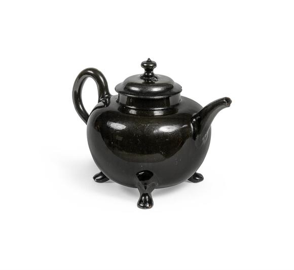 AN ENGLISH BLACKGLAZED RED POTTERY TEAPOT AND COVER OF JACKFIELD