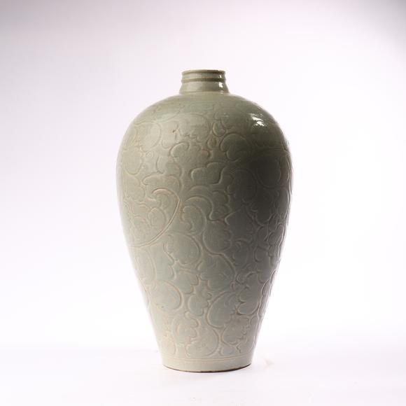 宋代湖田影青刻花卉纹饰梅瓶plumvasedecoratedwithflowerpatternson
