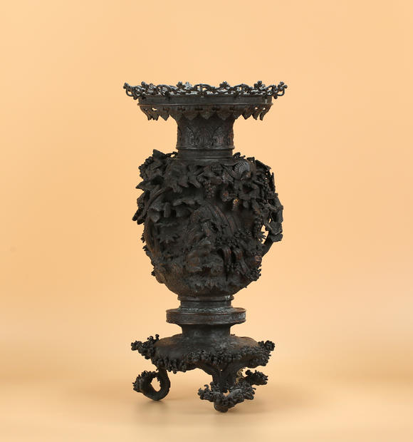 大正时期铜制高浮雕花鸟灵芝葡萄纹花瓶