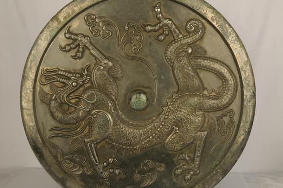 青铜龙纹镜