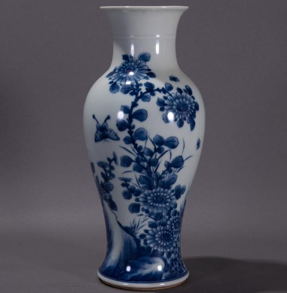 Ancient Chinese Blue And White Porcelain Vase 中國古代青花瓷花瓶 Ancient Chinese Blue And White Porcelain Vase 中國古代青花瓷花瓶估价 Ancient Chinese Blue And White Porcelain Vase 中國古代青花瓷花瓶高清大图 易拍全球dotdot Art Gallery七月亚洲艺术专场