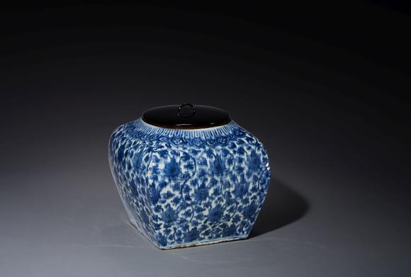 北京大羿明万历 青花缠枝莲纹四方罐