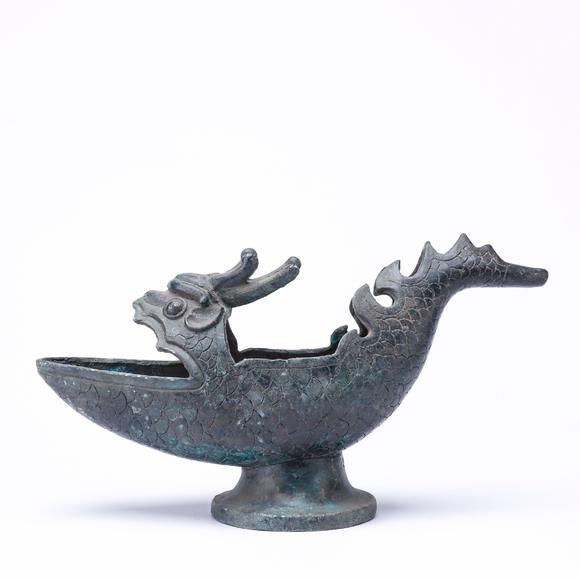 铜制龙形器