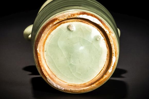 明代龙泉窑天龙寺青磁双鱼耳瓶