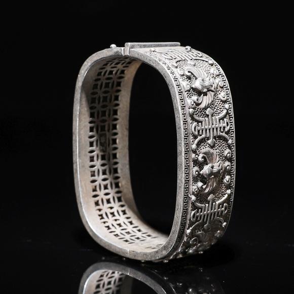 白铜鎏银五福捧寿手镯onewhitecoppersilverwufuholdinglongevity