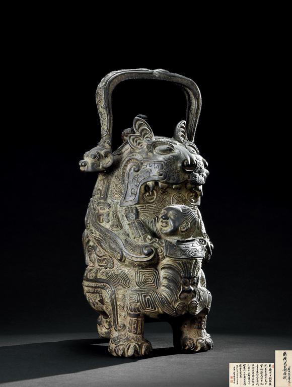 周鼎式青铜虎食人提梁卣