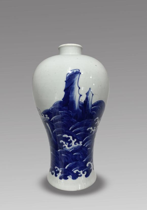 清康熙青花海水瑞兽纹梅瓶