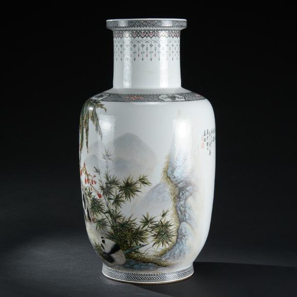 章鉴画粉彩熊猫图纹大瓶