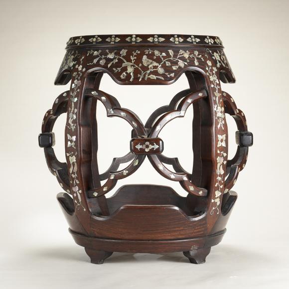 清代大理石面大漆嵌螺钿缠枝花卉纹鼓凳